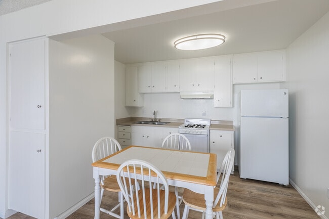 2BR, 2BA - 650SF - Majestic Apartments - ALL UTILITIES INCLUDED