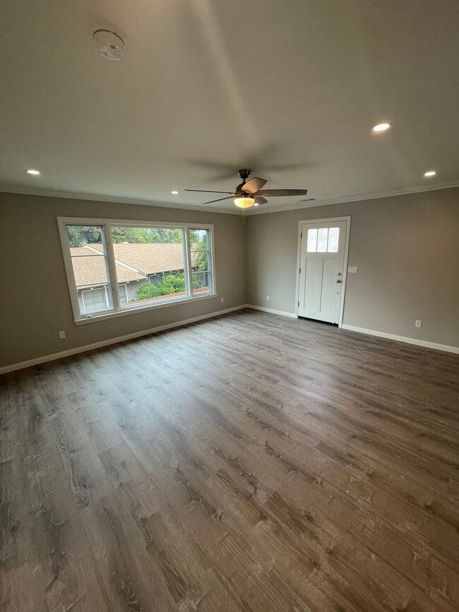 Building Photo - 2334 Del Mar Rd Unit Apartment