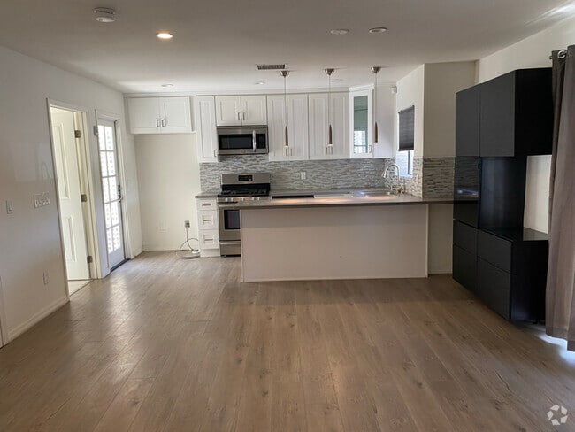 Building Photo - 1801 W Victory Blvd Unit 102 Rental