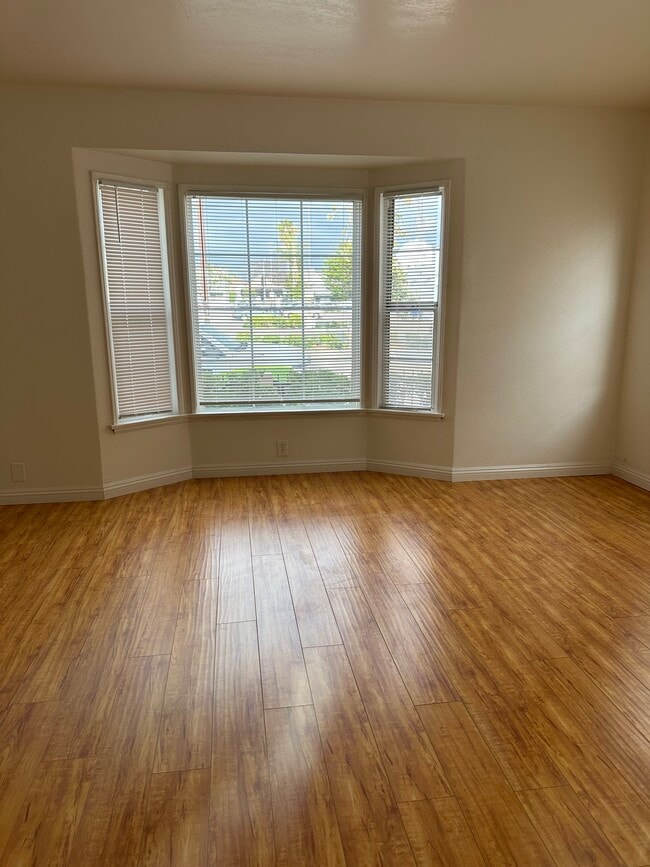 living room - 1522 N Sycamore St Unit A