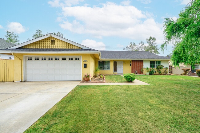 Building Photo - Beautifully Renovated 3BR/2BA Single-Story... Rental