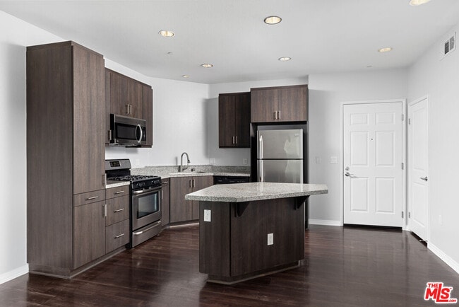 Building Photo - 1408 W Washington Blvd Unit 308