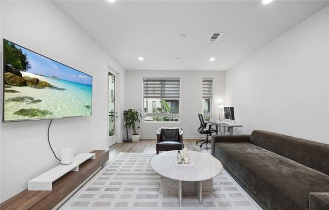 Building Photo - 2424 Nolita Unit 319