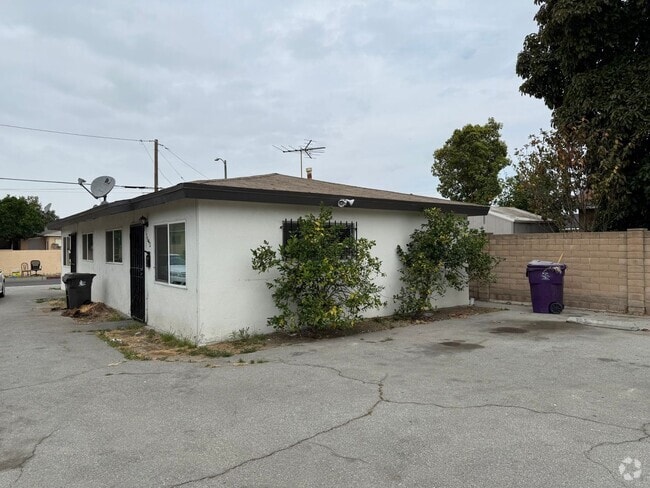 Building Photo - $500 off 1st month!!! Clean and Cozy One B... Rental
