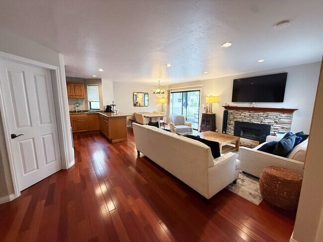 Photo - Beautifully Furnished 2 Bed/2.5 Bath Townhome in the Desirable Woodlands of La Jolla