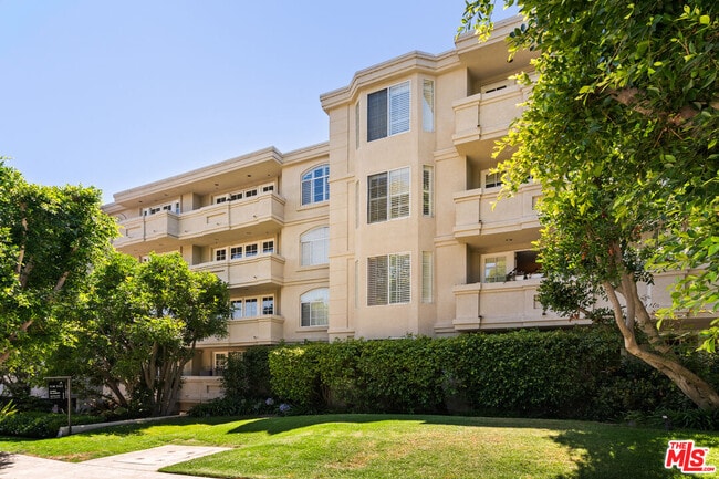 Building Photo - 575 S Barrington Ave Unit 305