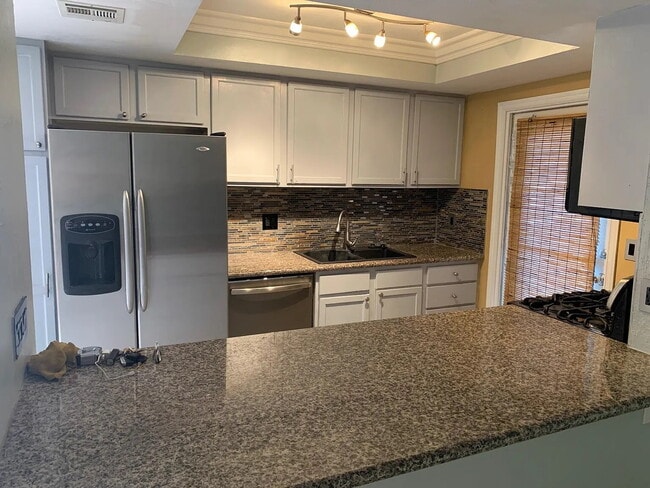 Building Photo - "Chic Desert Living: Spacious 2-Bed, 2-Bath Oasis in Palm Springs!"