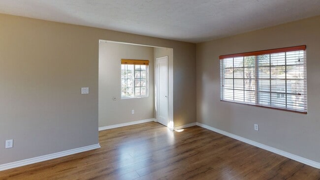 Building Photo - 510 E Oak Ave Unit 510 1/2