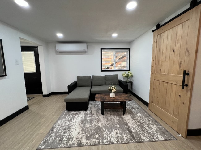 Photo - 1960 Willow Dr