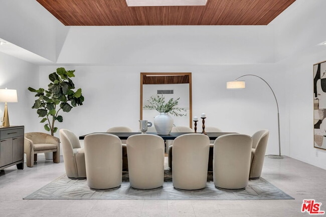 Building Photo - 802 N Crescent Dr