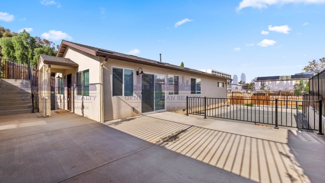 Building Photo - 531 E 15th St