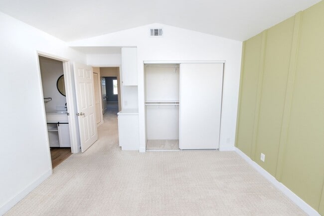 Photo - Beautiful 2 bed 2.5 bath condo available n...
