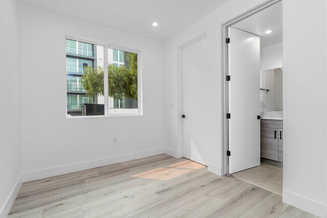 Photo - 522 N Wilton Pl