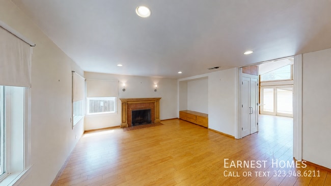 Building Photo - 2577 S Bundy Dr