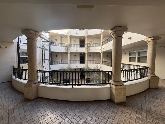 Building Photo - 122 N Clark Dr