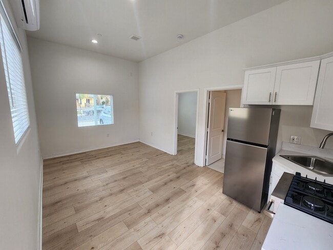 Building Photo - 6522 Camellia Ave Unit 6520 Camellia