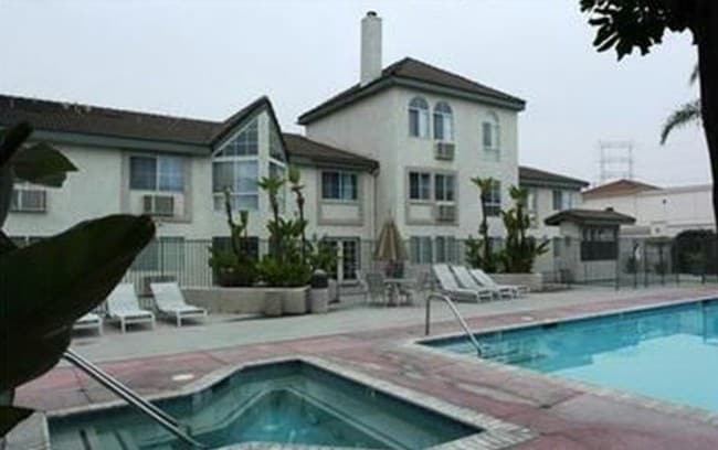 Jacuzzi and pool - 15000 Downey Ave Unit 125