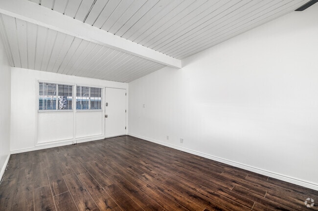 1BR, 1BA - 604SF - Living Room - 4115 Palmwood