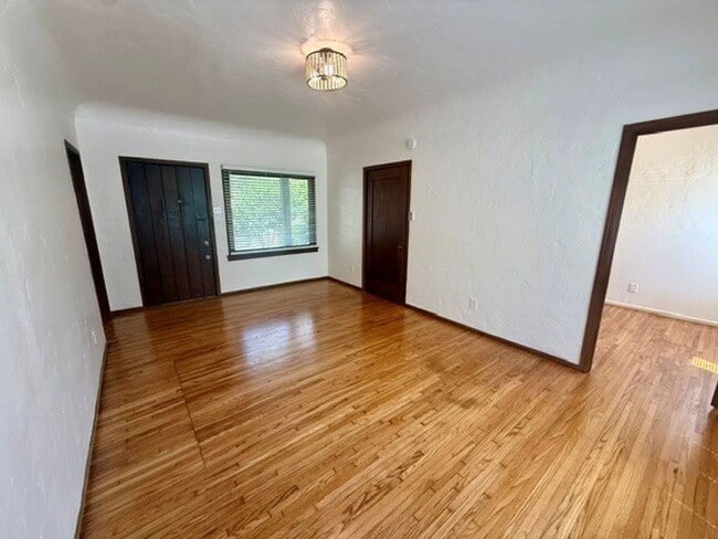 1844 E 5th St. #3 - 1844 E 5th St. #3