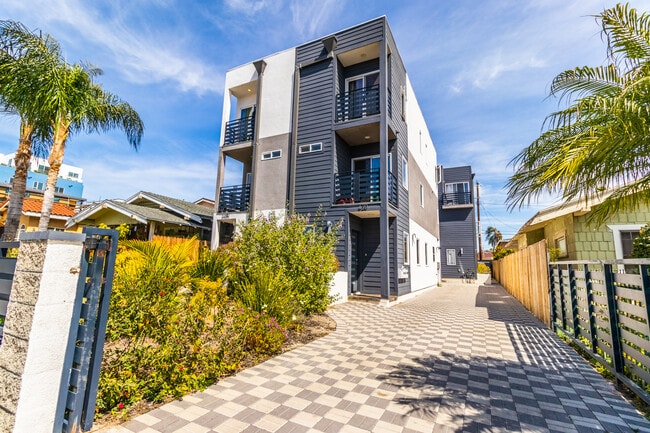 Photo - 622 N Serrano Ave Townhome
