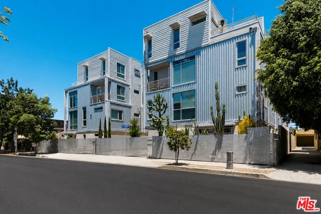 Building Photo - 6021 W Beachwood Ln