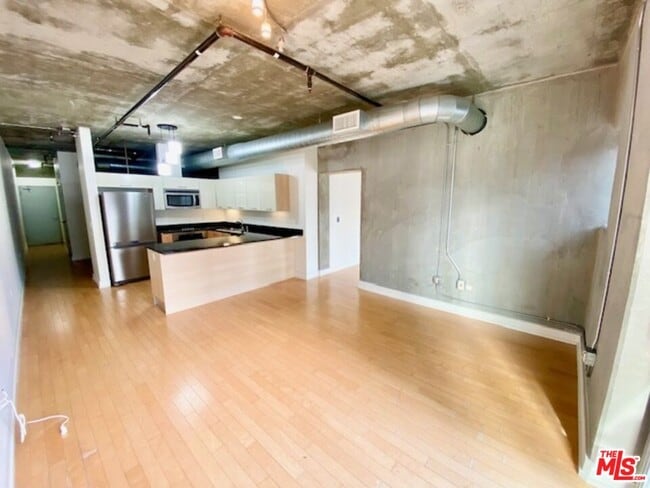 Photo - 645 W 9th St Unit 620