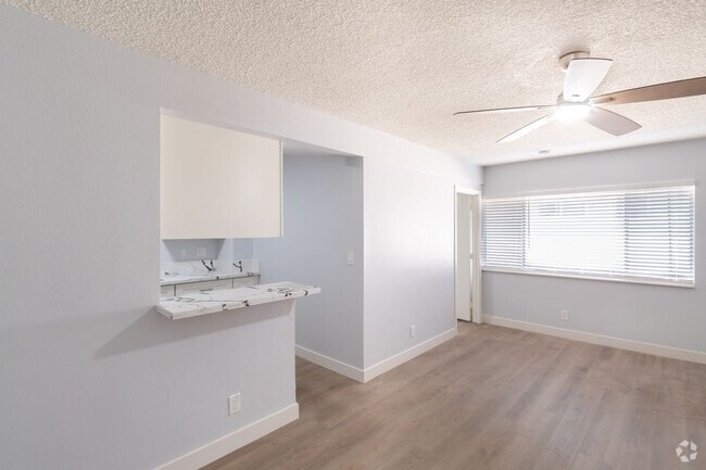 Building Photo - 811 Gardenia Ave Rental