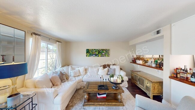 Photo - Beautiful 2 bed/2.5 bath Townhome in Costa Mesa