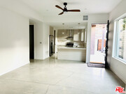 Photo - 948 E 67th St House