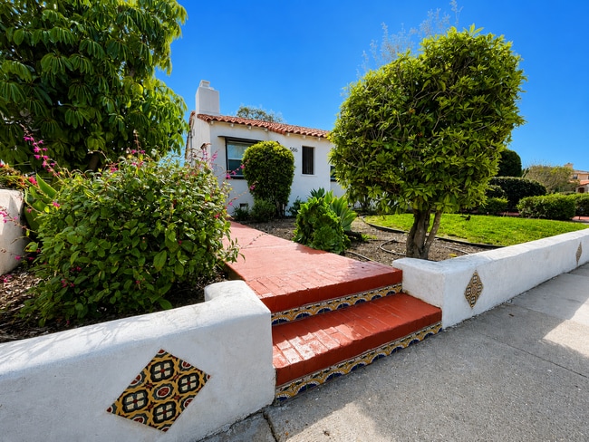 Building Photo - Completely Remodeled Spanish Style Midtown Apartment! Air Conditioning! Unit 586 San Clemente