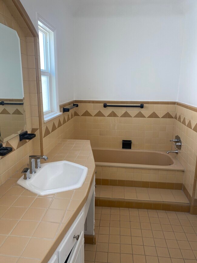 Bathroom - 841 S Shenandoah St