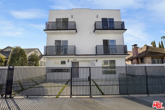 Photo - 5438 Romaine St