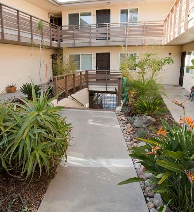 Central Courtyard - Hillcrest Place