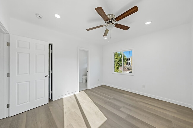 Building Photo - 1709 1/2 Sichel St Unit 1709 1/2