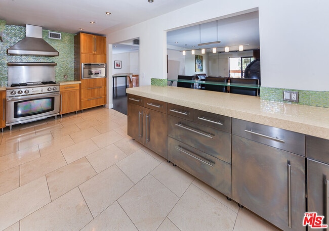 Photo - 1037 N Vista St Unit 301