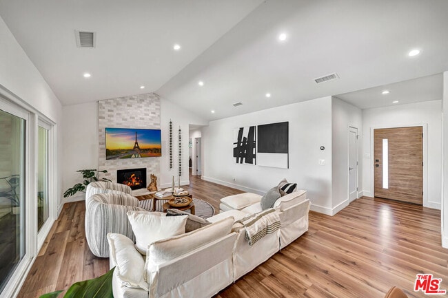 Photo - 19841 Henshaw St