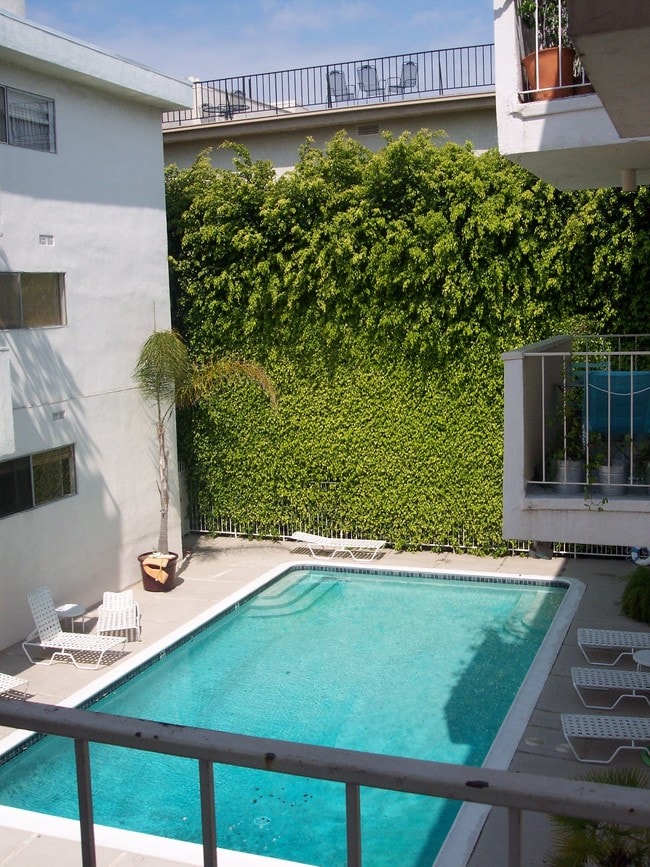 Pool Lounge area - 960 Larrabee St Unit 220