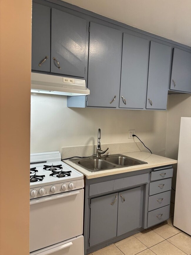 Building Photo - 220 W Spazier Ave Unit 220 #B