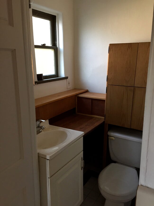 bathroom - 2085 Ivar Ave Unit 2085