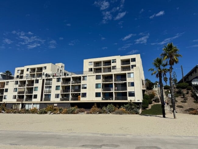 Building Photo - Steps from Alamitos Beach! Modern 1 bed 1 ...