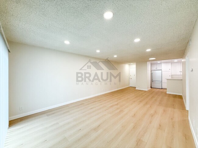 Building Photo - 6039 Whitsett Ave Unit 202