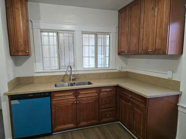 Photo - 916 W 59th Pl