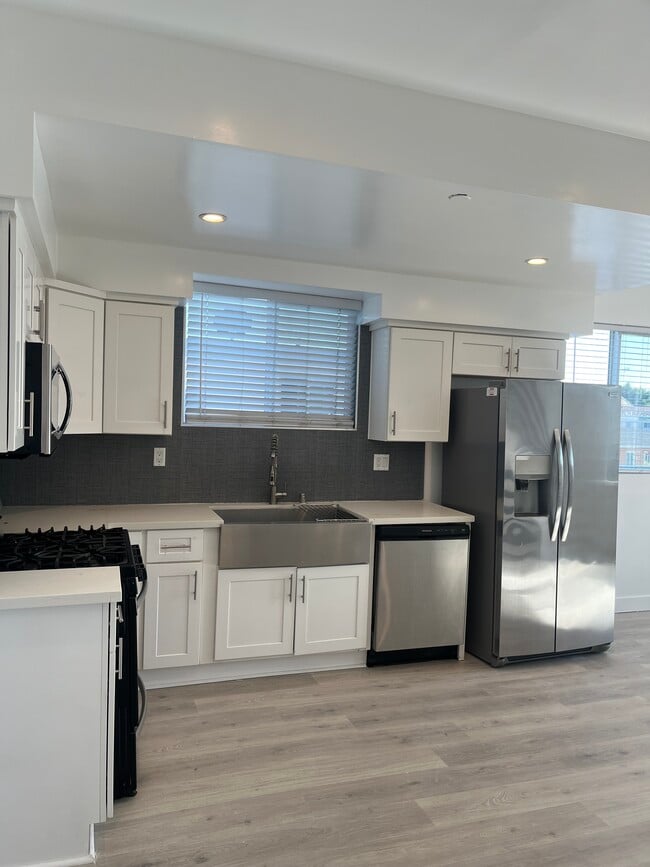 Photo - 642 N Manhattan Pl Townhome