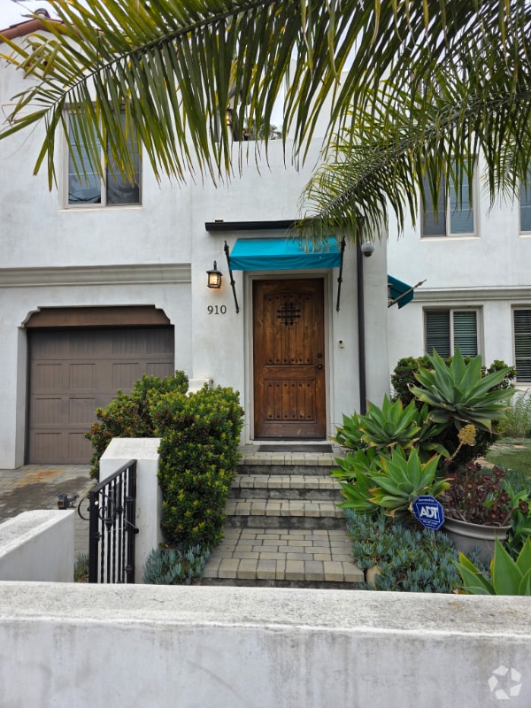 Building Photo - 910 Castillo St Rental