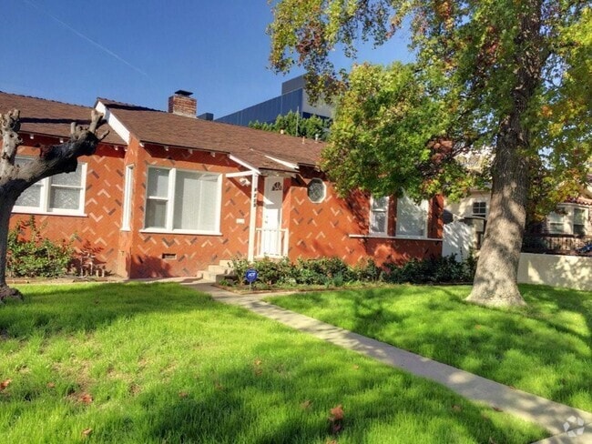 Building Photo - Beautiful Sherman Oaks Home!