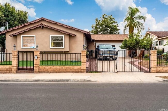 Building Photo - 1568 Primera St