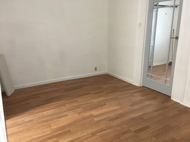 living room - 4118 Mercury Ave Unit A