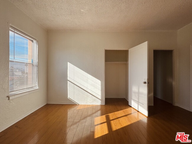 Building Photo - 920 S Hobart Blvd Unit 302