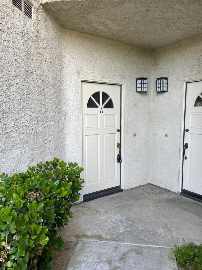 Building Photo - Adorable 1 bed 1 bath Apartment in Agoura Hills! Unit A