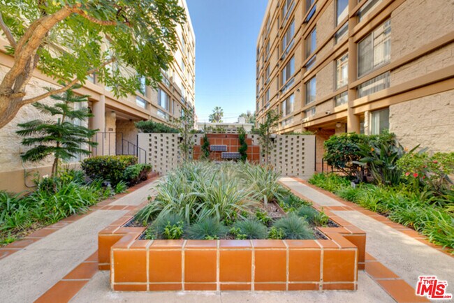 Photo - 320 N Maple Dr Unit PH-605